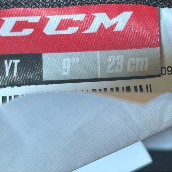 CCM YOUTH HOCKEY SHIN GUARDS SIZE YT 9/23CM YOUTH MEDIUM - Picture 3 of 3